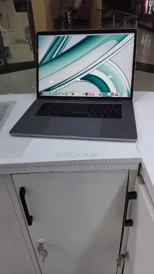 New Laptop Apple MacBook Pro 2017 16GB Intel Core i7 SSD 512GB