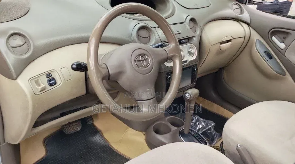 Toyota Platz 2004 Silver