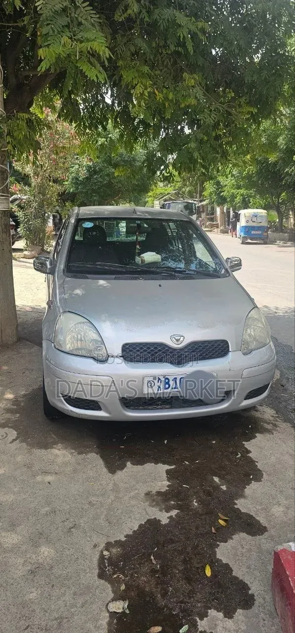 Toyota Vitz 2002 Silver