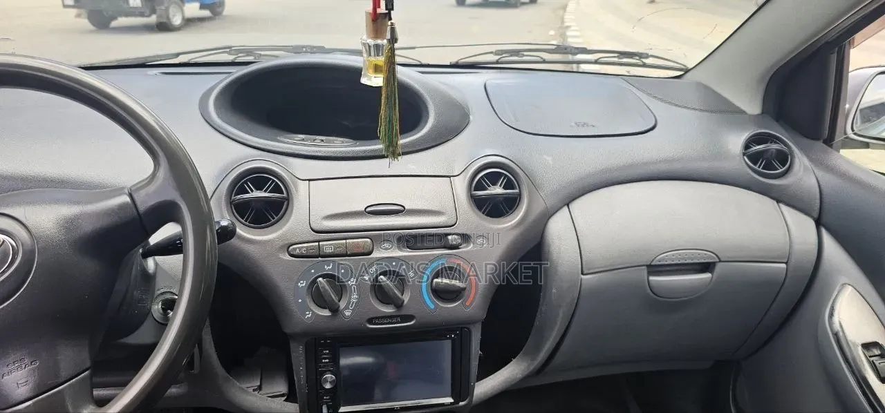 Toyota Vitz 2002 Silver