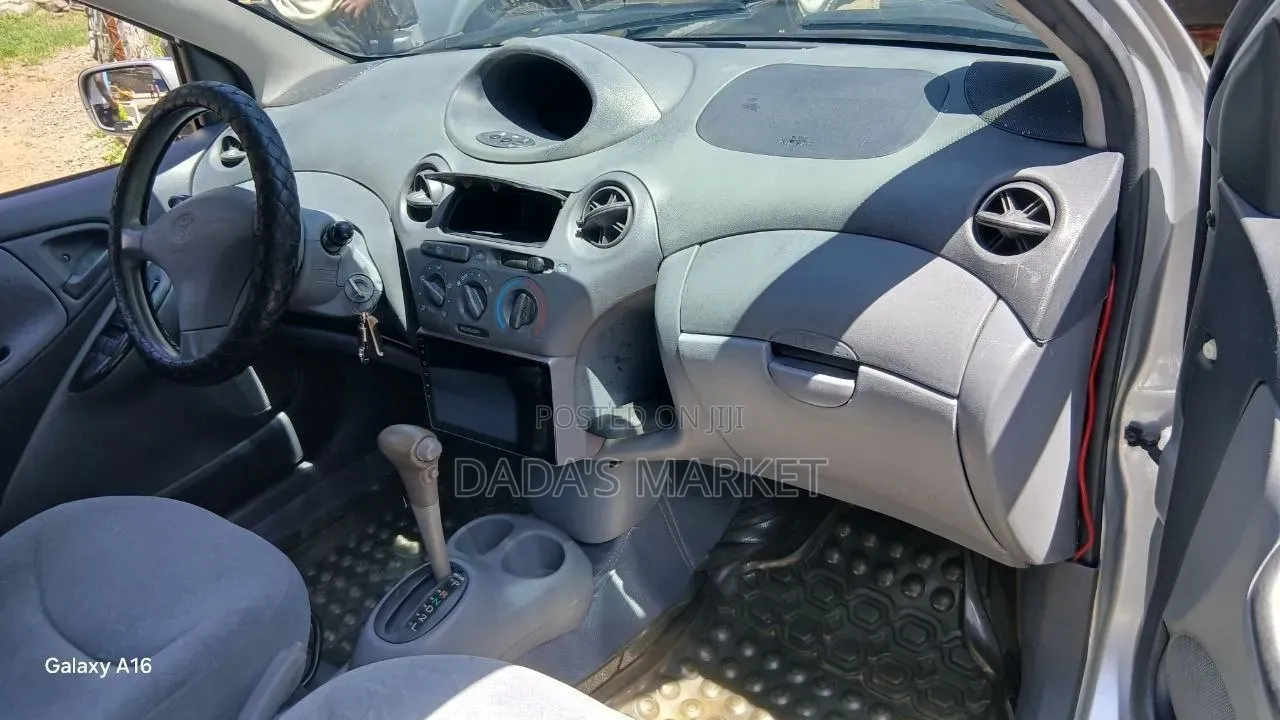 Toyota Vitz 2002 Silver