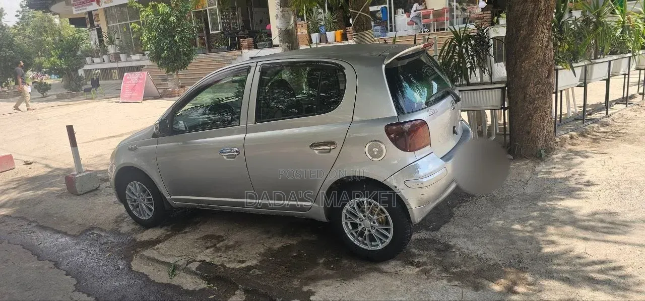 Toyota Vitz 2002 Silver