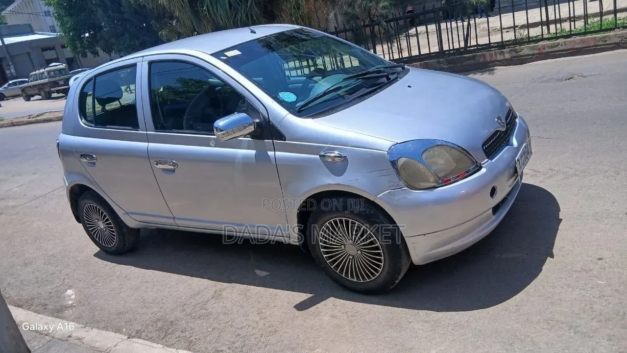 Toyota Vitz 2001 Silver