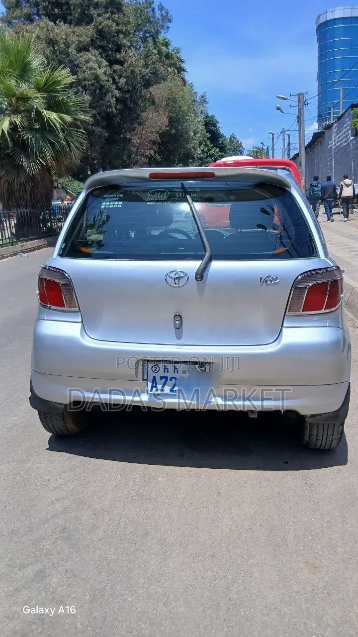 Toyota Vitz 2001 Silver