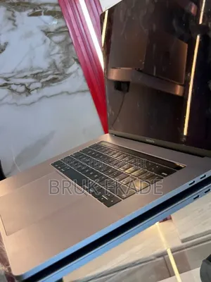 New Laptop Apple MacBook 2018 16GB Intel Core i7 SSD 512GB