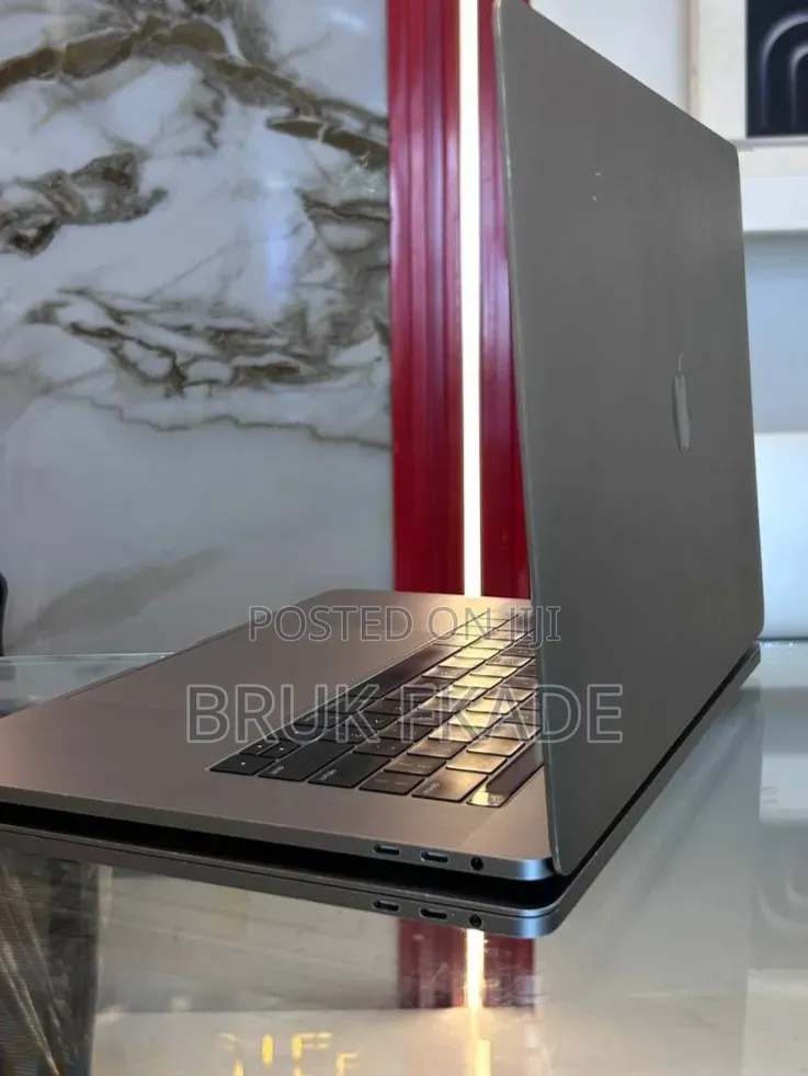 New Laptop Apple MacBook 2018 16GB Intel Core i7 SSD 512GB