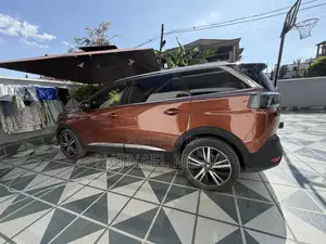 Peugeot 5008 2022 Brown