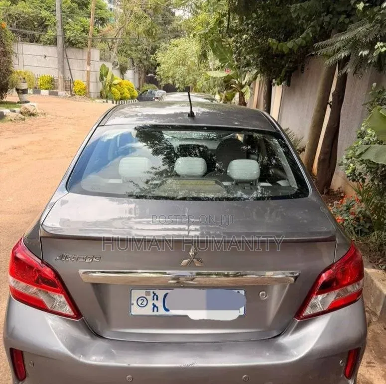 Mitsubishi Attrage 2022 Silver