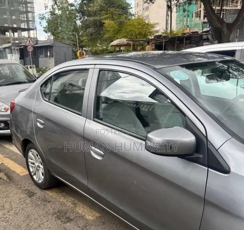 Mitsubishi Attrage 2022 Silver