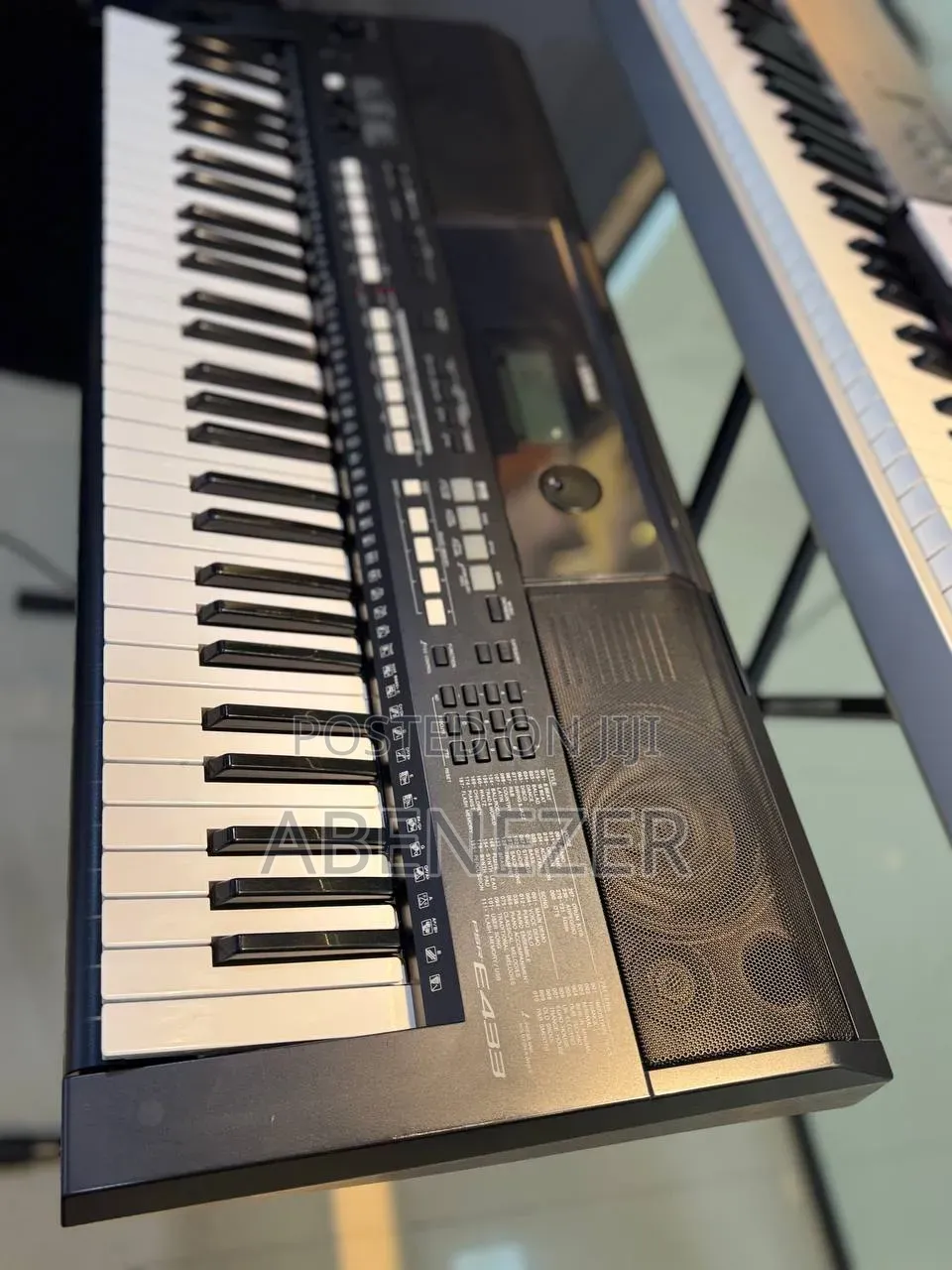 Yamaha PSR E433 Piano Keyboard