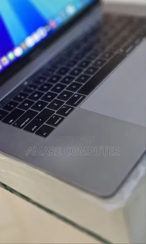 New Laptop Apple MacBook Pro 2018 16GB Intel Core i7 SSD 512GB