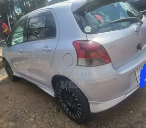 Toyota Yaris Base Hatchback 5dr 2010 Silver