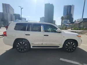 Toyota Land Cruiser 2010 White