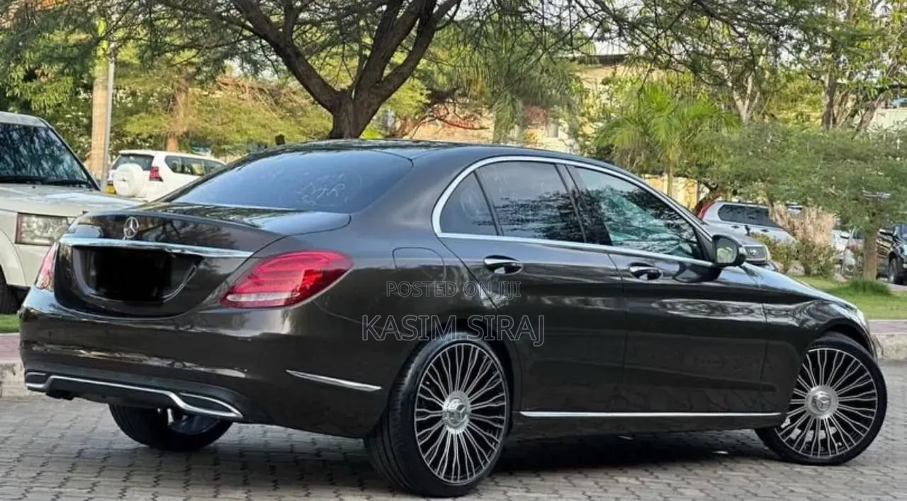 Mercedes-Benz C180 2017 Brown