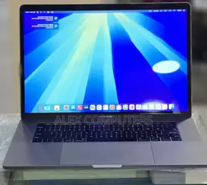 New Laptop Apple MacBook Pro 2018 16GB Intel Core i7 SSD 512GB