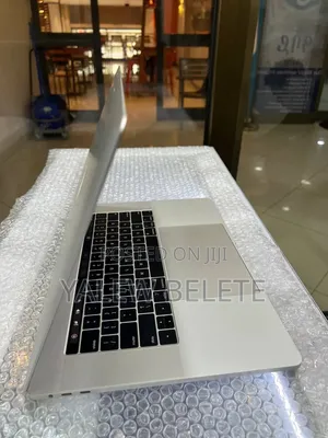 New Laptop Apple MacBook Pro 2018 16GB Intel Core i7 SSD 256GB