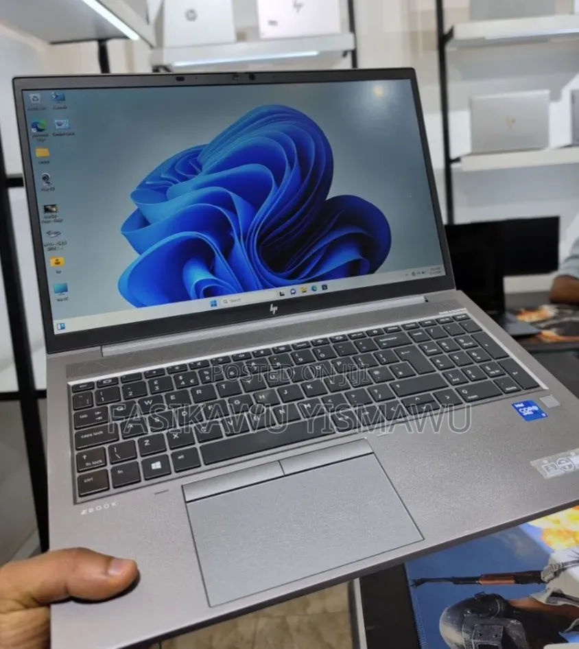 New Laptop HP ZBook Firefly G8 16GB Intel Core i7 SSD 512GB
