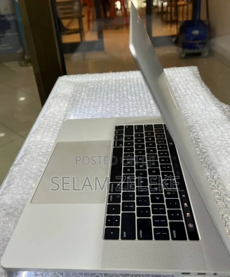 New Laptop Apple MacBook Pro 2018 16GB Intel Core i7 SSD 256GB