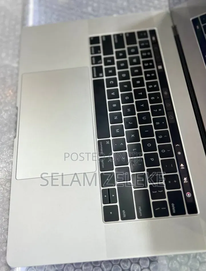 New Laptop Apple MacBook Pro 2018 16GB Intel Core i7 SSD 256GB