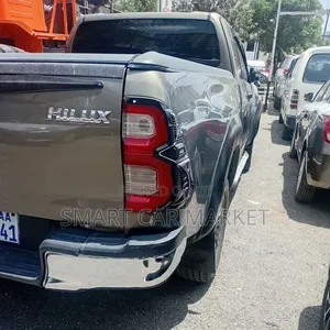 Toyota Hilux 2021 Gray