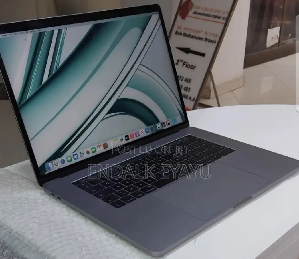New Laptop Apple MacBook Pro 2017 16GB Intel Core i7 SSD 512GB