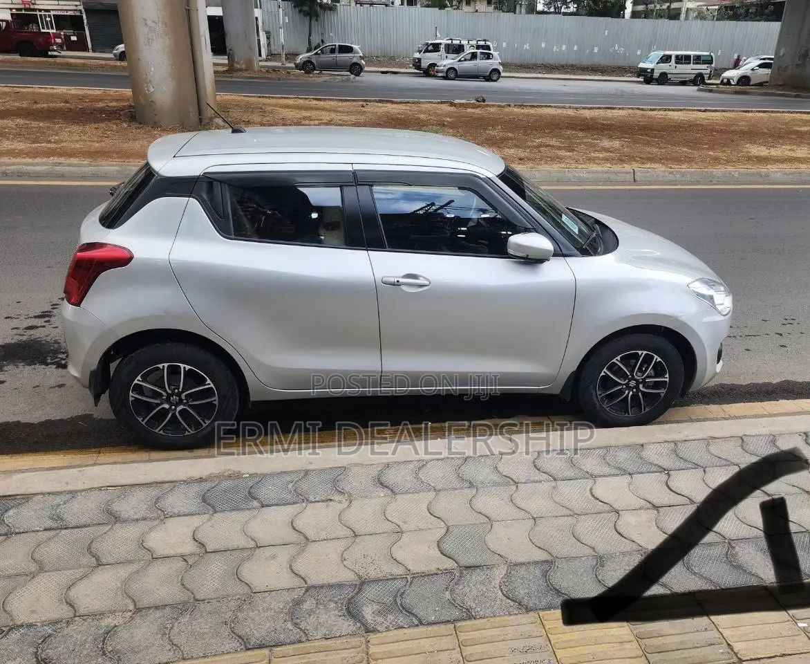 Suzuki Swift 2022 Silver