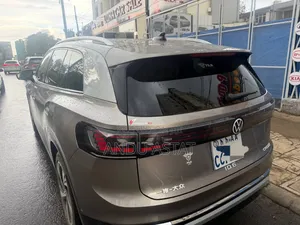 Volkswagen ID.6 2024 Gold