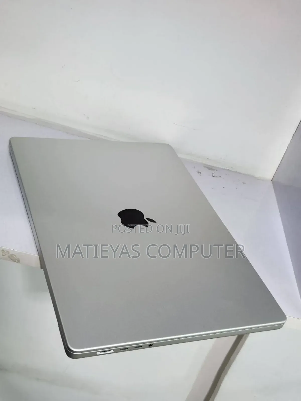 New Laptop Apple MacBook Air 2024 M3 24GB Apple M3 SSD 512GB