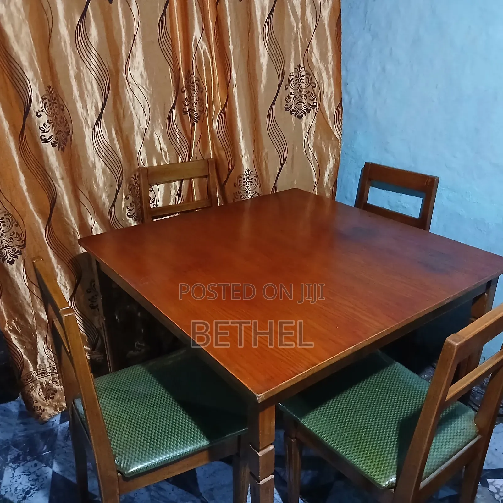 Dining Table (Complet 4 Chair)