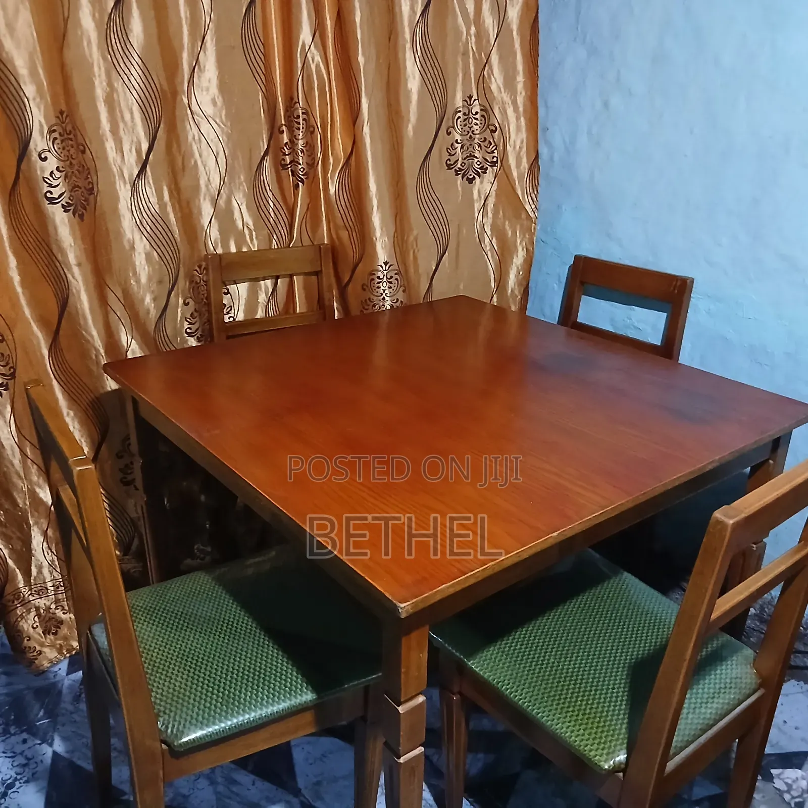 Dining Table (Complet 4 Chair)