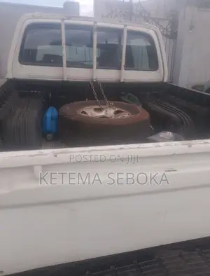 Toyota Hilux 2000 White
