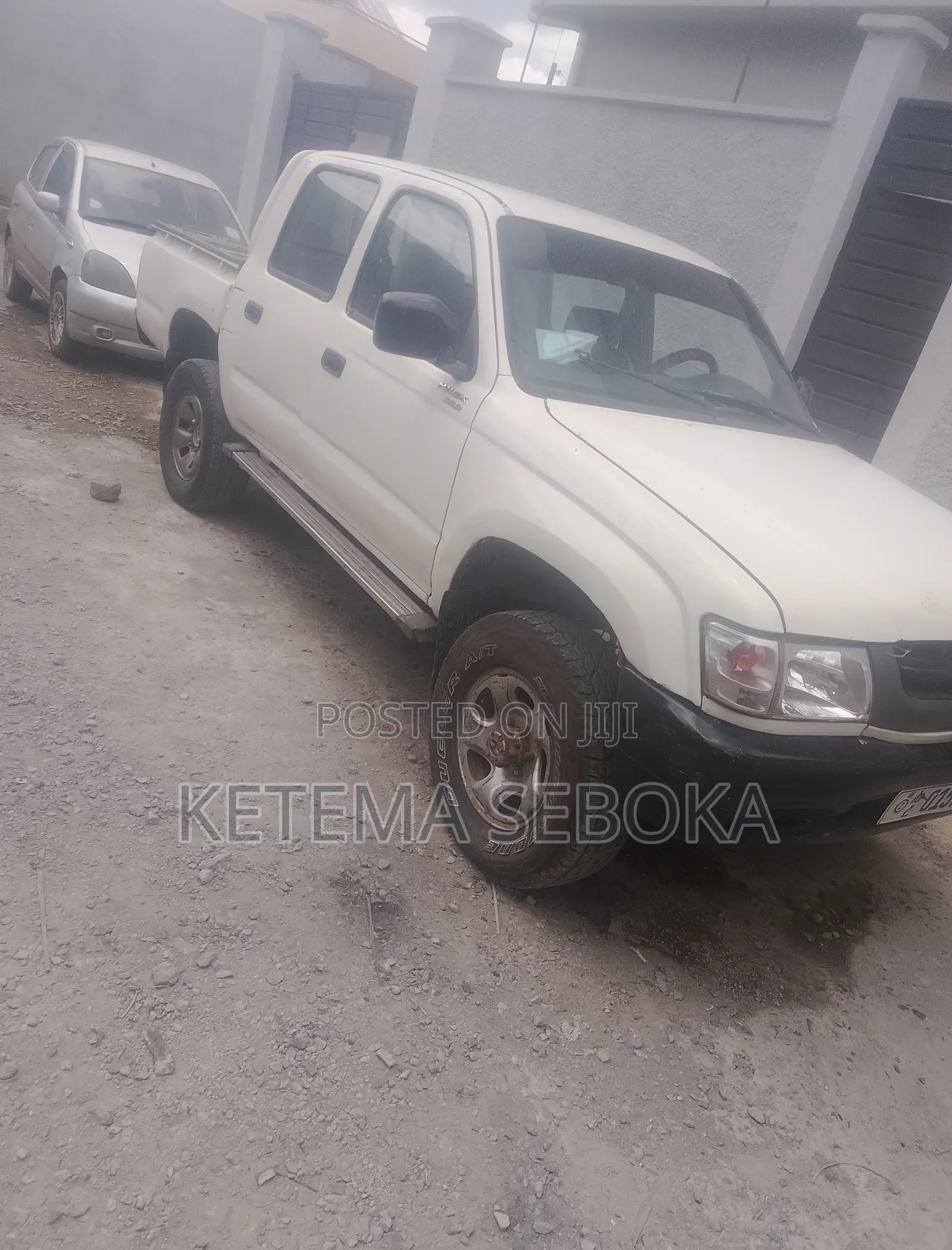 Toyota Hilux 2000 White