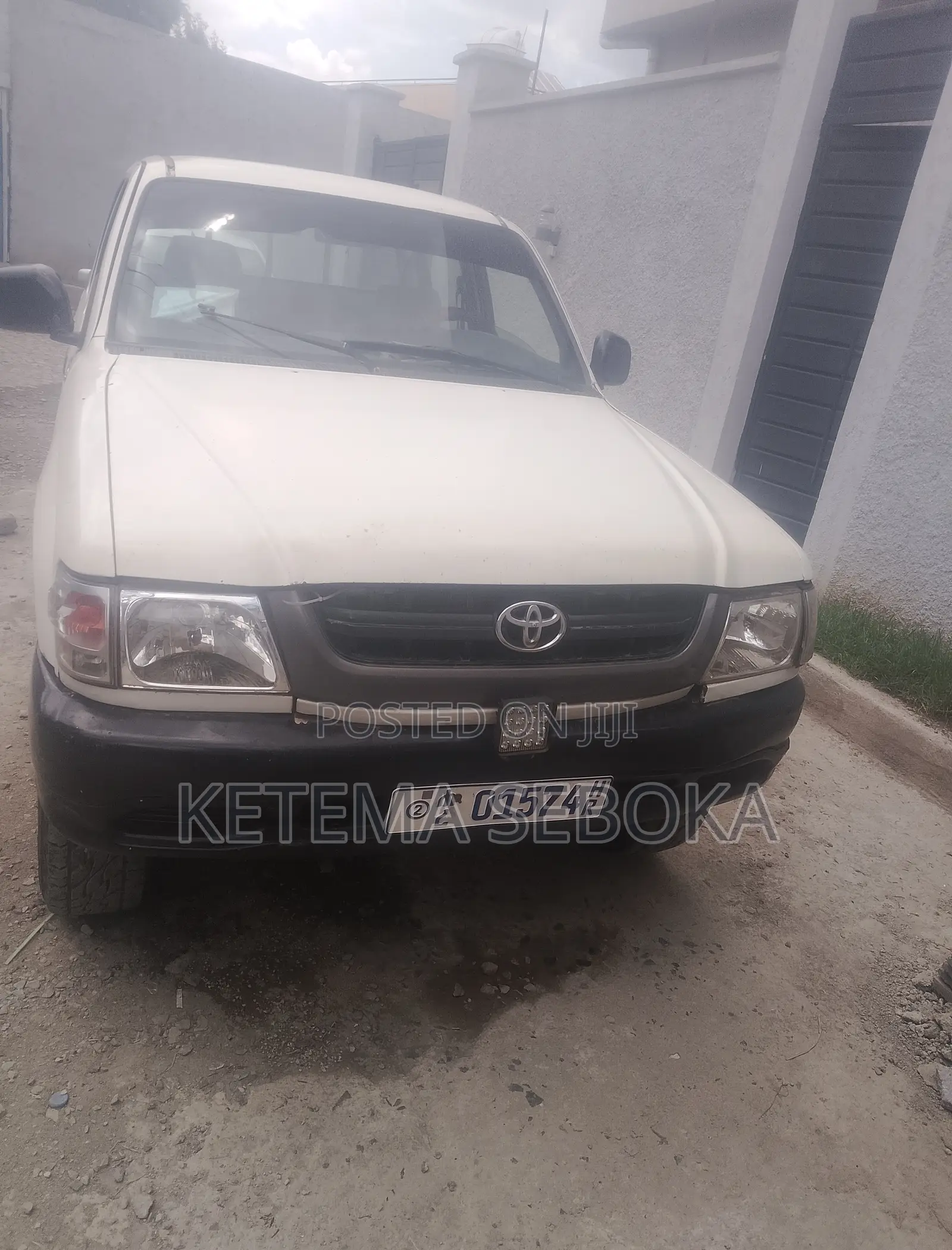 Toyota Hilux 2000 White