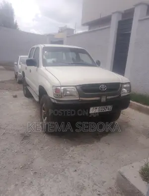 Toyota Hilux 2000 White