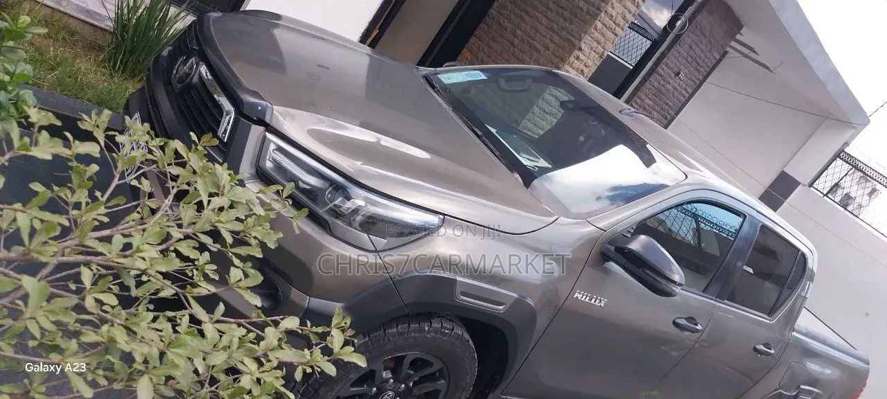 Toyota Hilux 2022 Gray