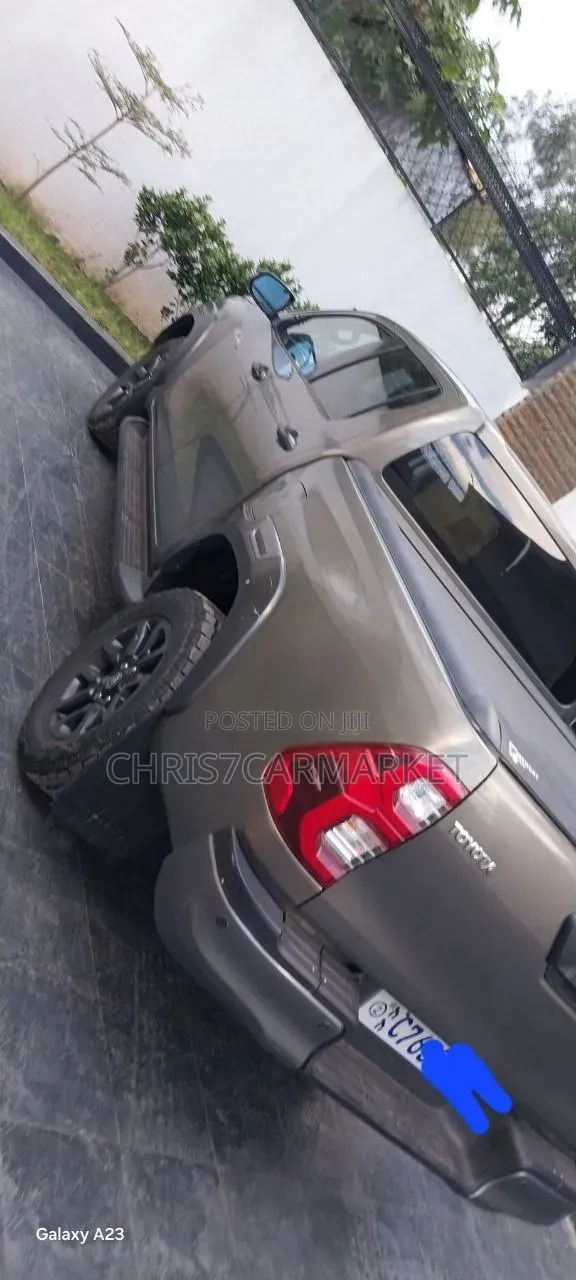 Toyota Hilux 2022 Gray