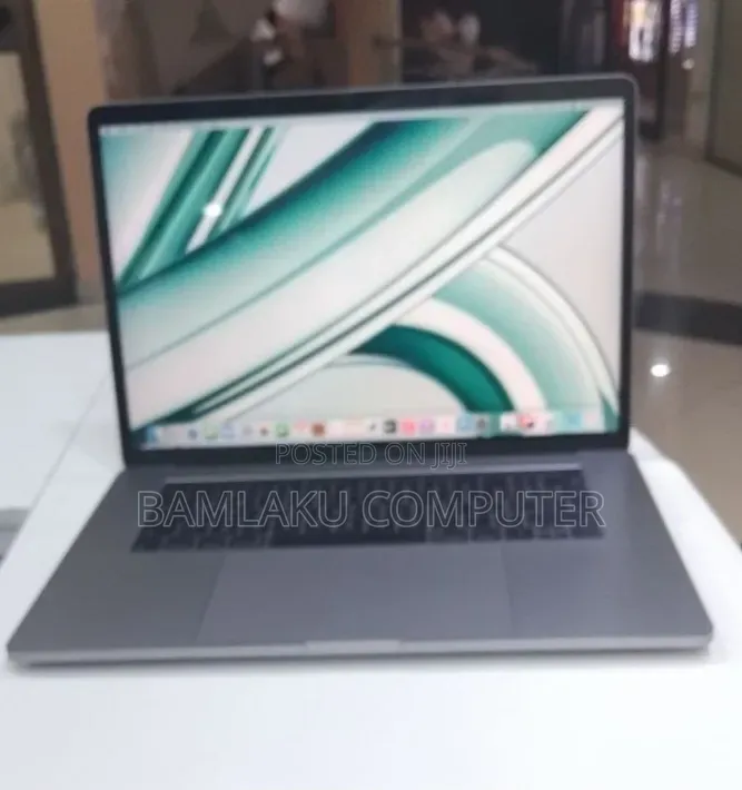 New Laptop Apple MacBook Pro 2017 16GB Intel Core i7 SSD 512GB
