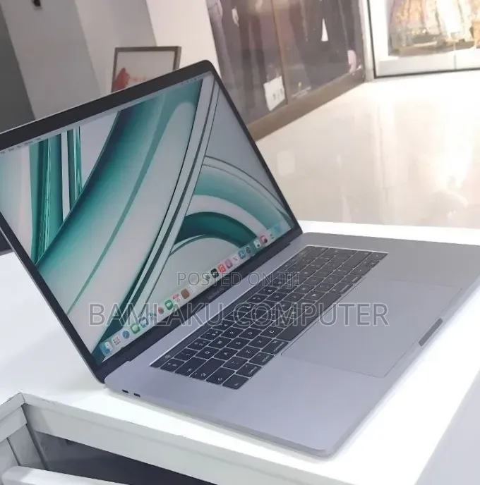 New Laptop Apple MacBook Pro 2017 16GB Intel Core i7 SSD 512GB