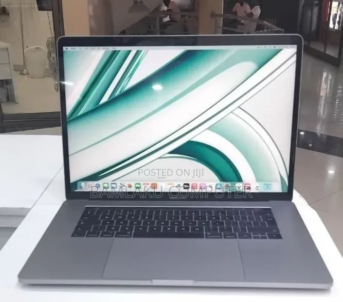New Laptop Apple MacBook Pro 2017 16GB Intel Core i7 SSD 512GB
