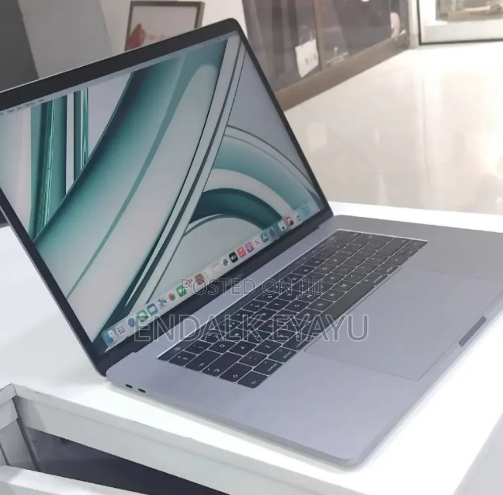 New Laptop Apple MacBook Pro 2017 16GB Intel Core i7 SSD 512GB