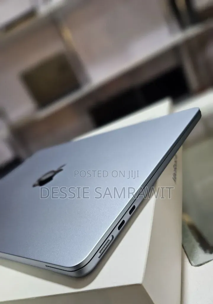 New Apple MacBook Air 2025 M4 13-inch 16GB Intel Core i5 SSD 256GB