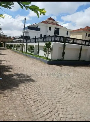 8bdrm House in Cmc, Bole for sale