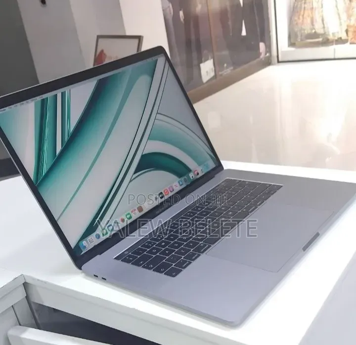 New Laptop Apple MacBook Pro 2017 16GB Intel Core i7 SSD 512GB