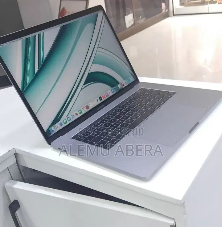 New Laptop Apple MacBook Pro 2017 16GB Intel Core i7 SSD 512GB