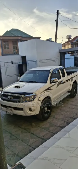 Toyota Hilux 2010 White