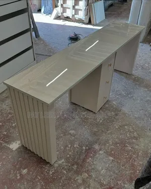 Nail Table