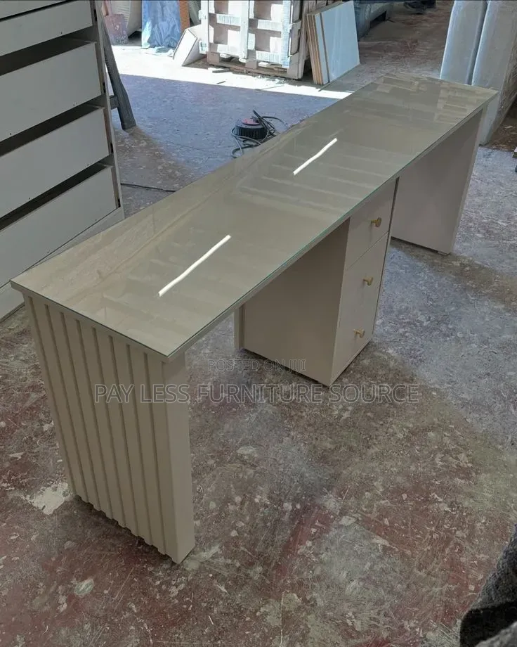 Nail Table