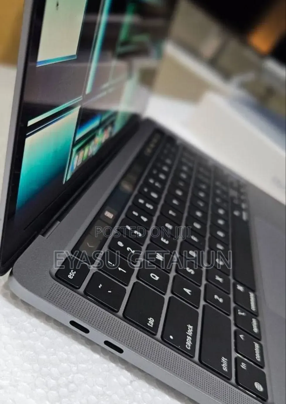New Laptop Apple MacBook Pro 2022 M2 8GB Apple M2 SSD 256GB