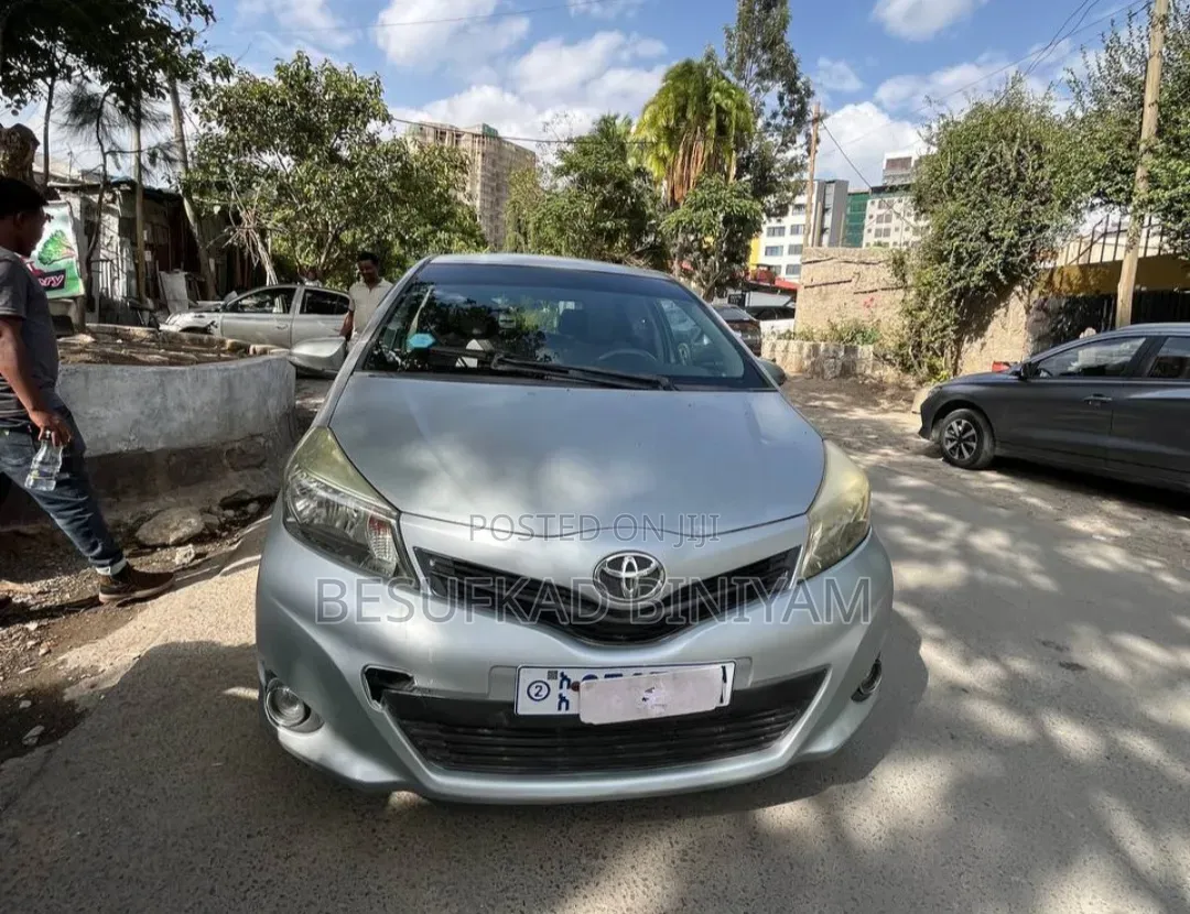 Toyota Yaris 2011 Silver
