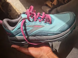 Brooks Cascadia 16 W